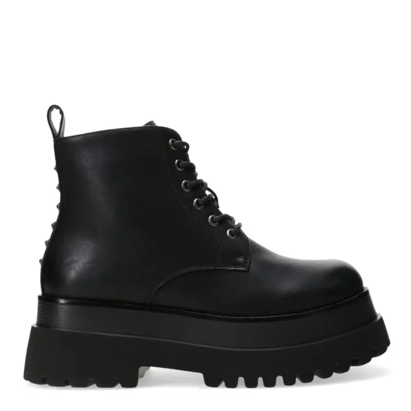 Bota Miss Carol Cairo acordonada con tachas