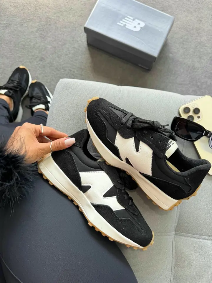New Balance 327 - Negro Clasico