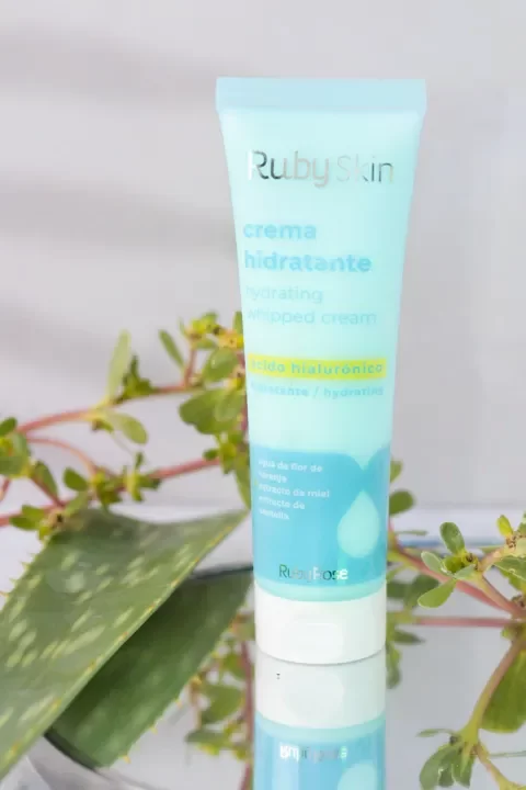 Crema hidratante facial con ácido hialuronico de la marca Ruby rose
