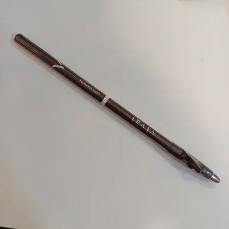 Lápiz delineador marrón con sacapuntas