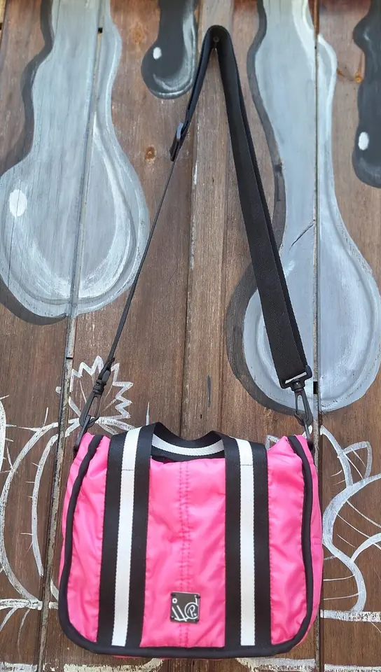 Bolso morral cuadrado fucsia