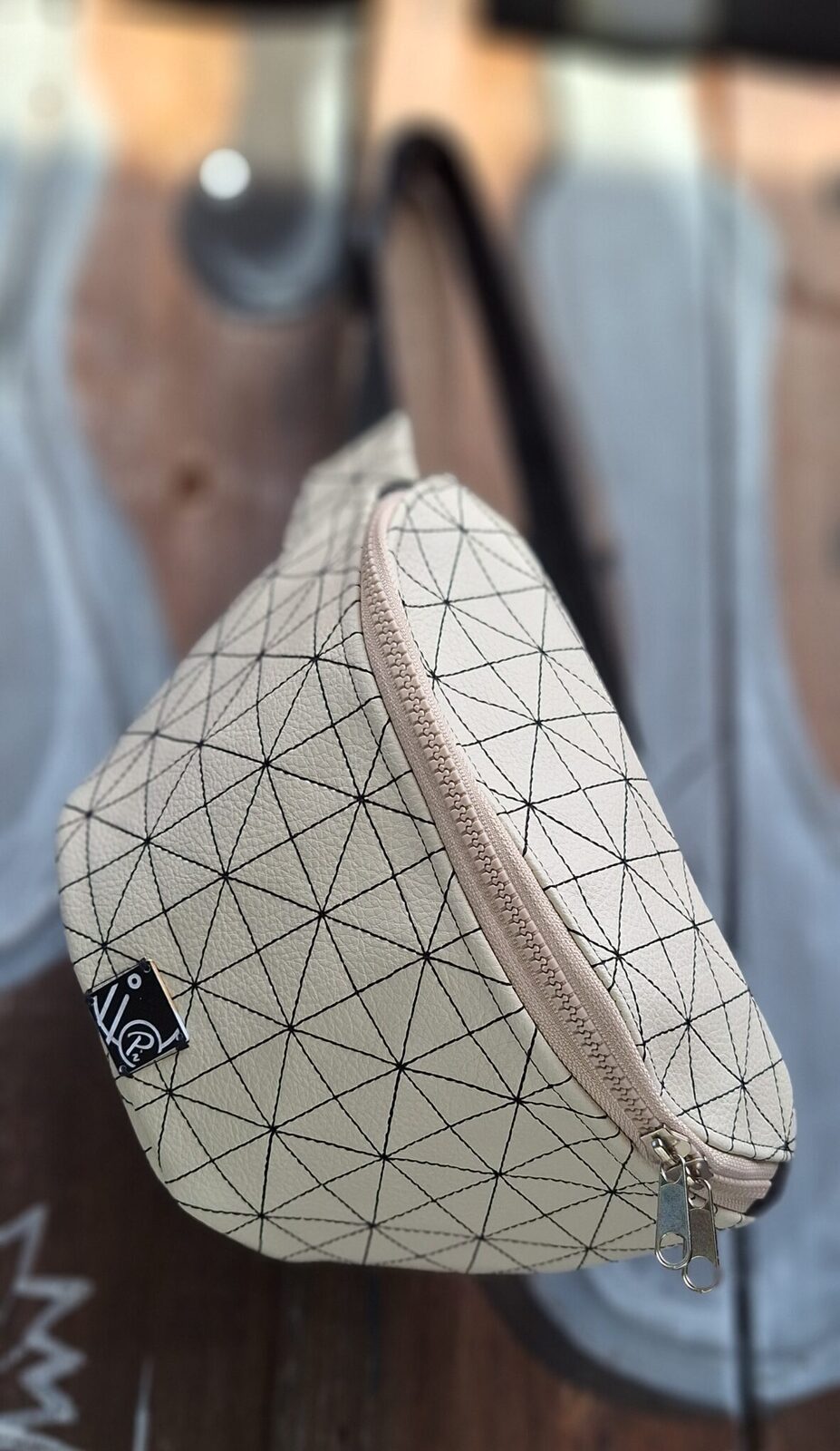 Riñonera cuerina beige con costuras
