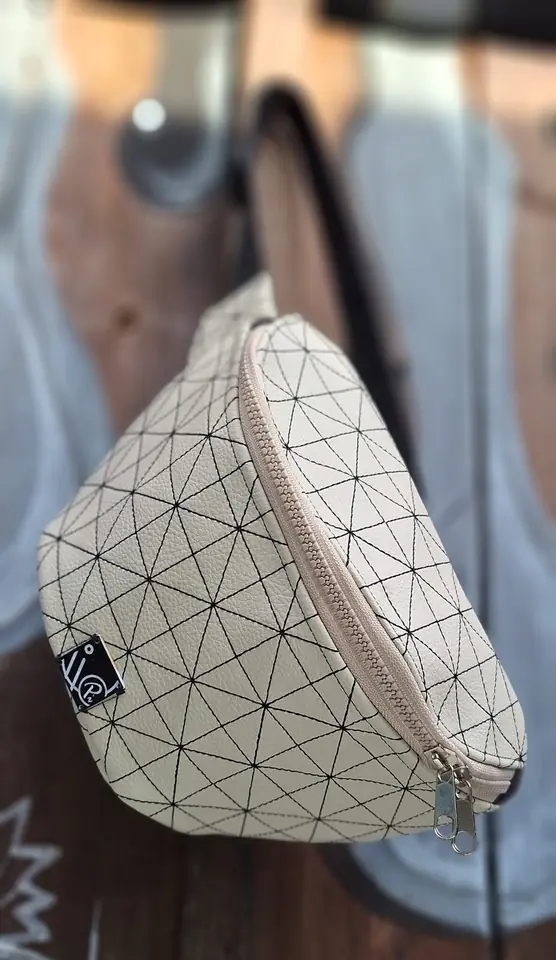 Riñonera cuerina beige con costuras