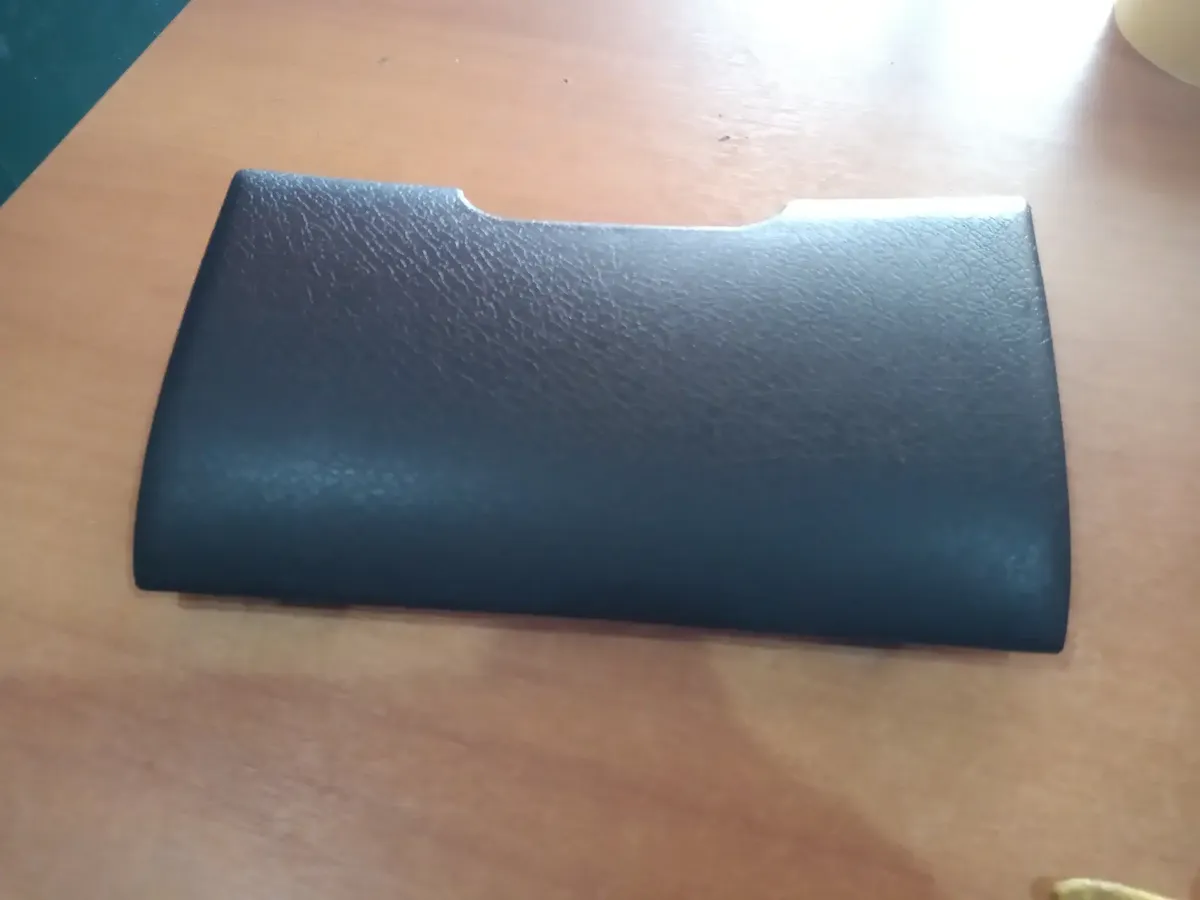 Tapa de Caja de Fusibles para Chevrolet Corsa (1998 a 2004) – Original GM (Usada)