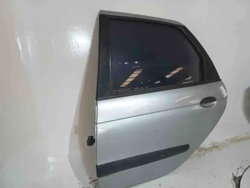 Puerta trasera izquierda Renault   2006 (usado)