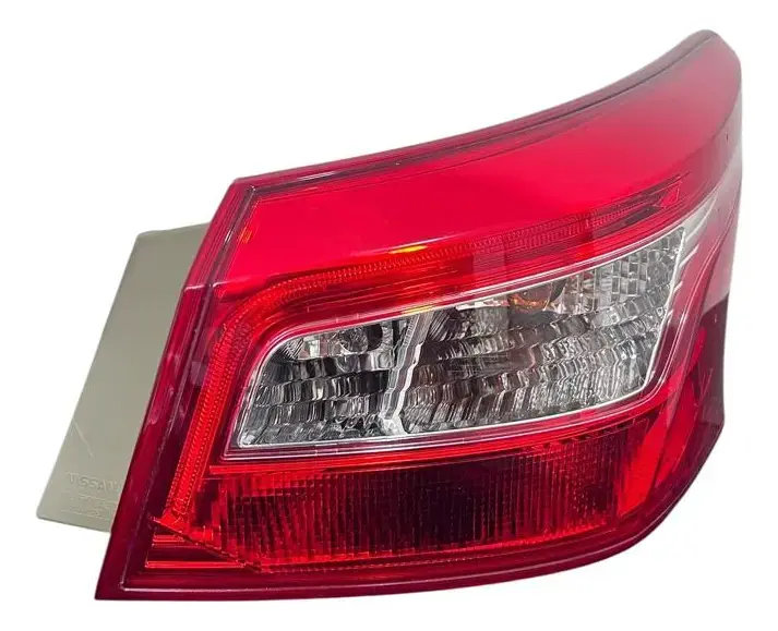 Luz trasera derecha para Nissan Sentra 2017 a 2020 (Original)