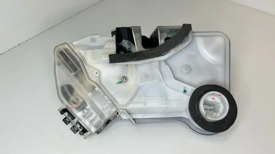 Cerradura Puerta Delantera Izquierda Hilux 2016/24 usada