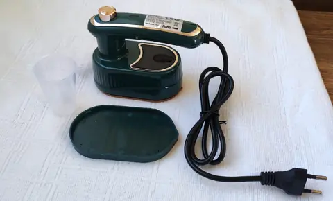 Plancha de vapor eléctrica portátil de 40W para viajes en color verde.