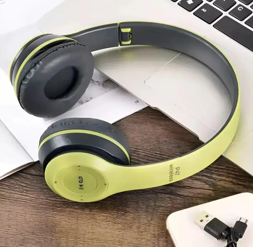 Auriculares inalámbricos P47 de color verde.