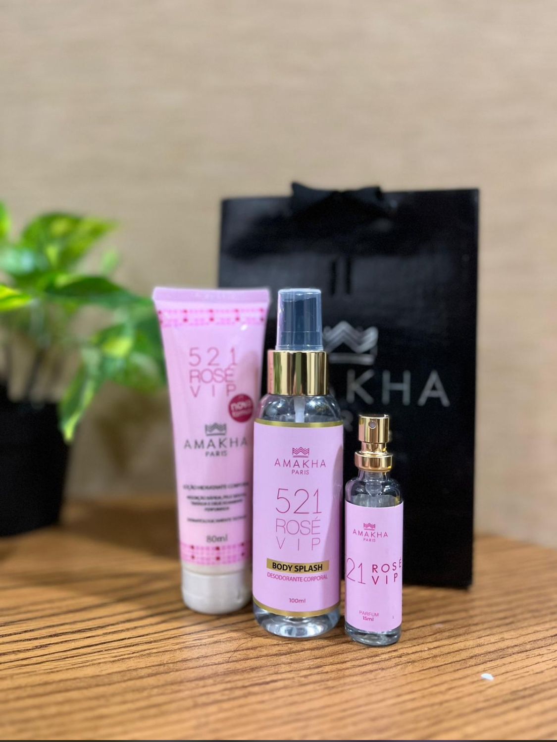 KIT PERFUME, CREMA Y BODY SPLASH FRAGANCIA “521 VIP ROSE” AMAKHA PARIS