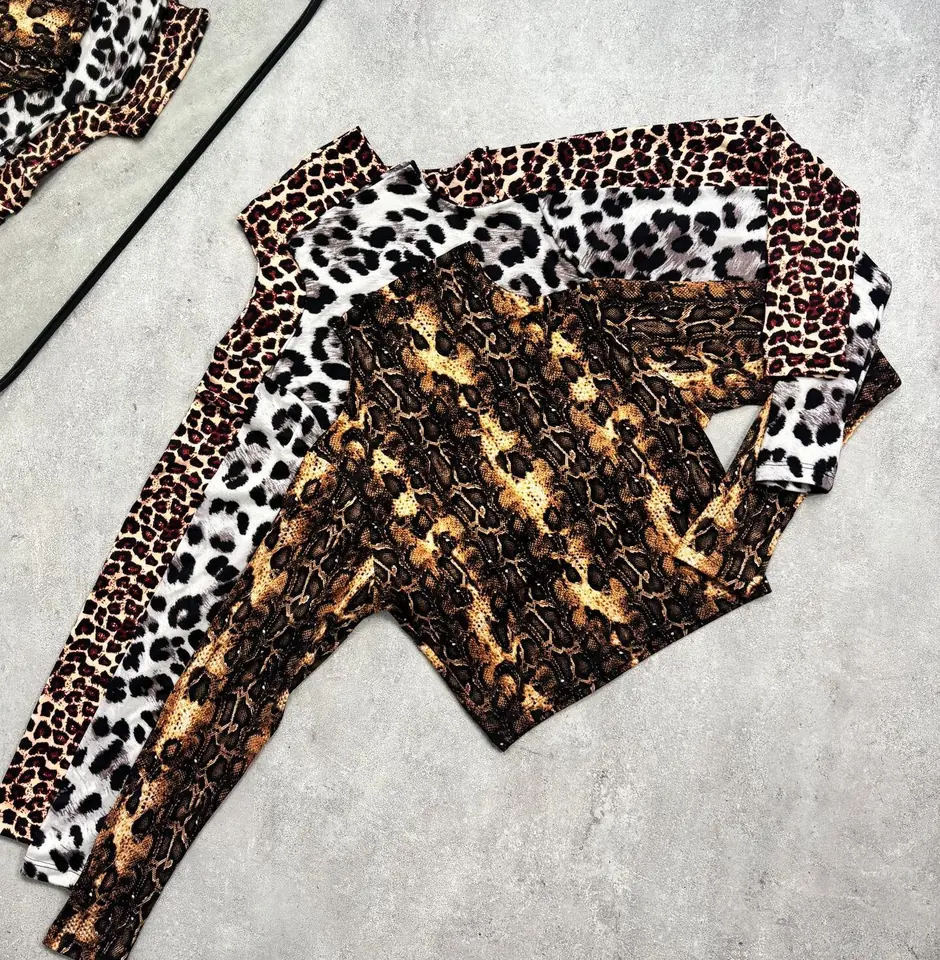 Polera estampada corta