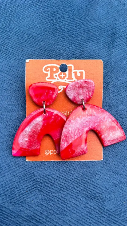 Polys en rojo.