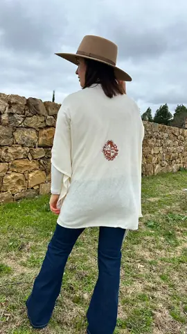 RUANA DE HILO CON ESCUDO BORDADO EN MARRÓN