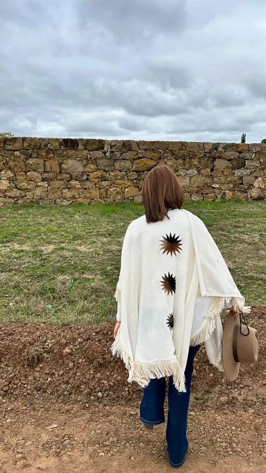 Ruana de Hilo con Tres Soles en Cuero