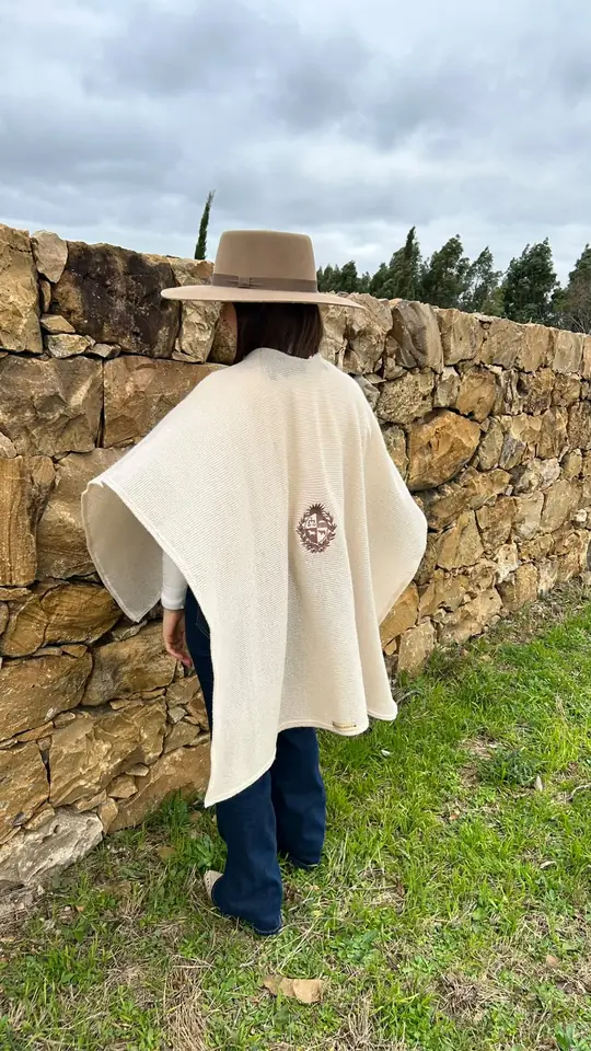 Ruana Beige con Escudo Uruguayo Bordado
