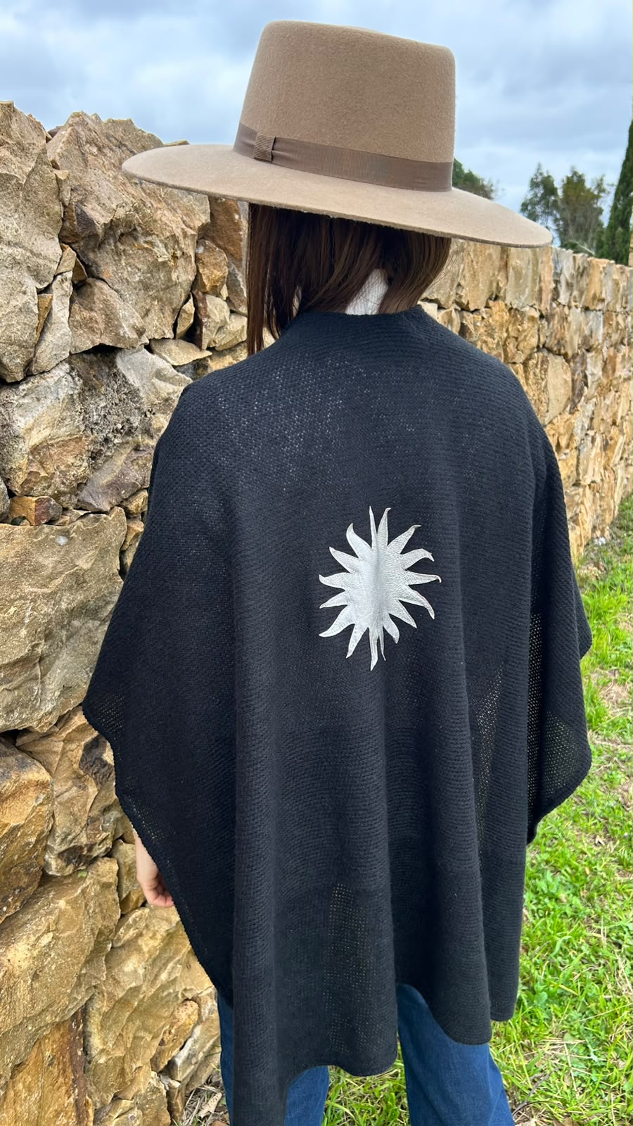 Ruana Negra con Sol de Mayo Plateado