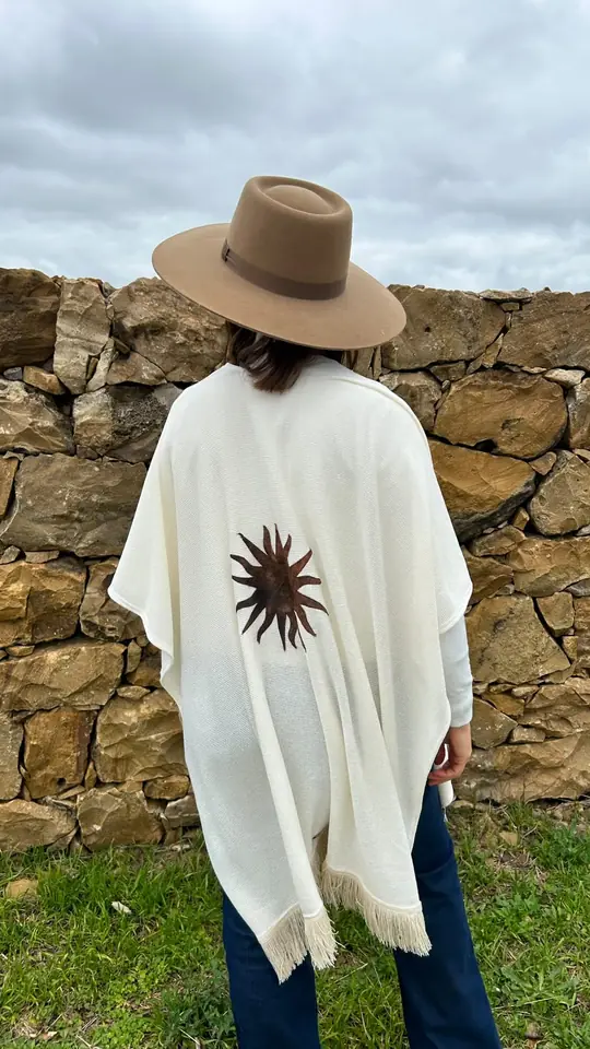 Ruana de Hilo Crudo con Sol en Cuero
