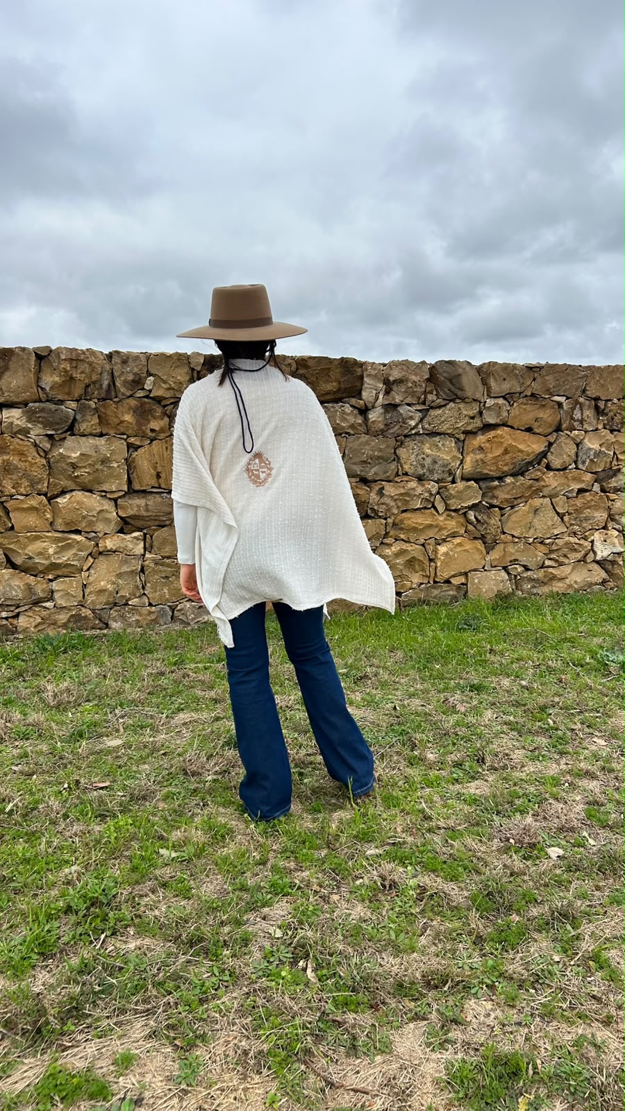 Ruana en Tonos Crudo, Blanco y Beige con Escudo Bordado