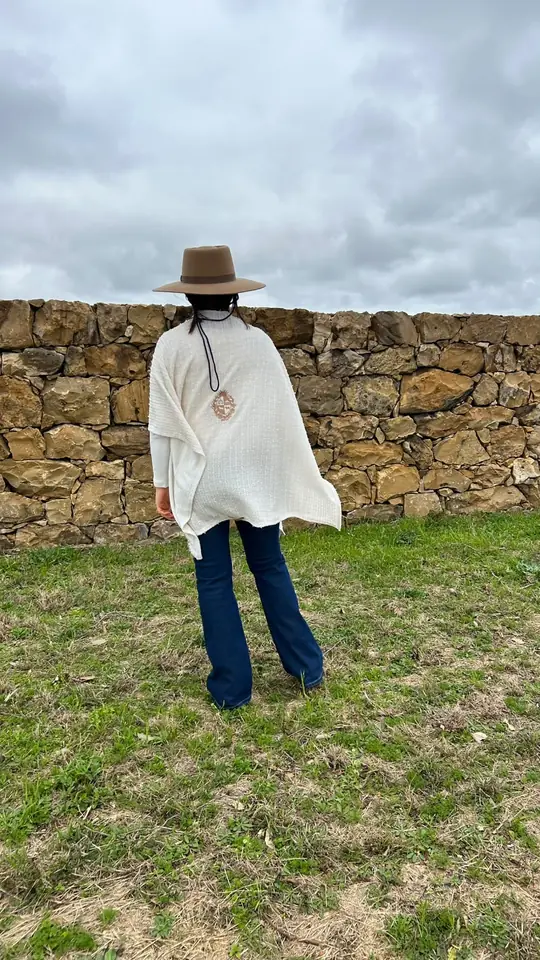 Ruana en Tonos Crudo, Blanco y Beige con Escudo Bordado
