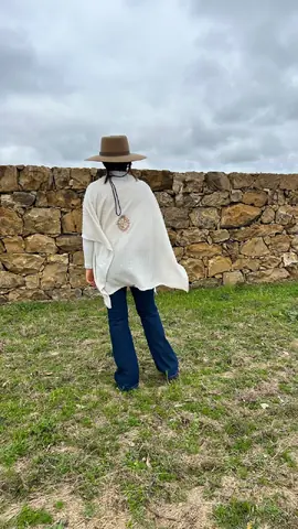Ruana en Tonos Crudo, Blanco y Beige con Escudo Bordado