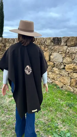 Ruana Chocolate en Paño de Lana con Escudo Bordado