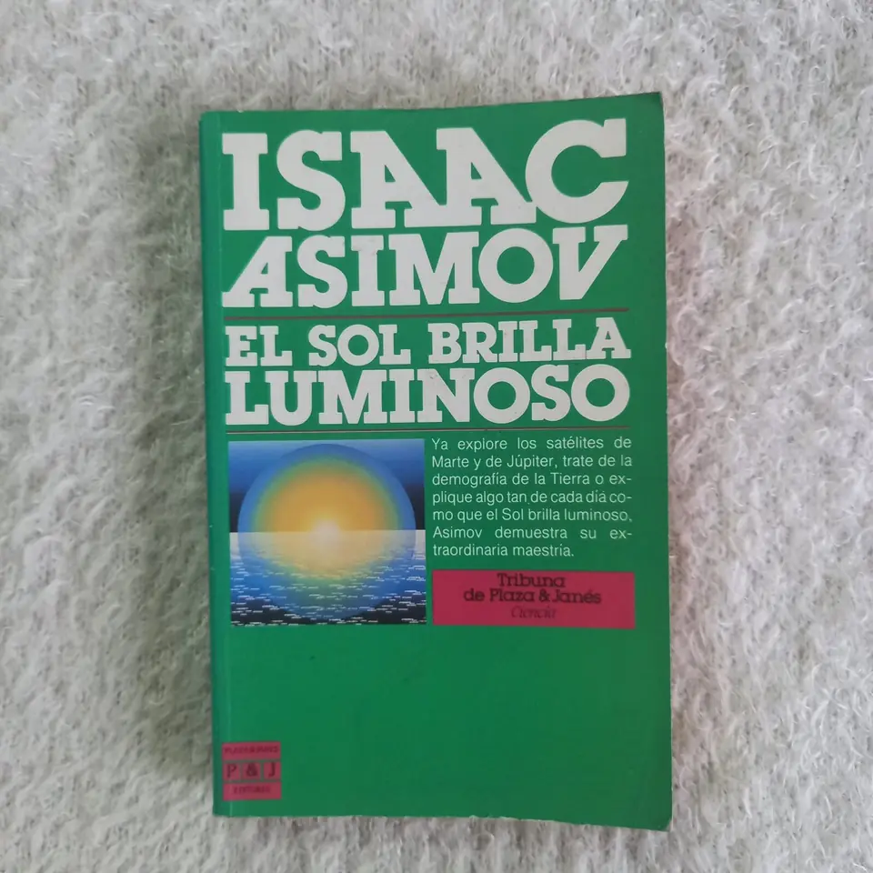 El sol brilla luminoso.  Isaac Asimov