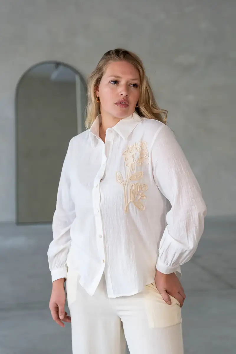 597/100 Camisa con bordado en Flor