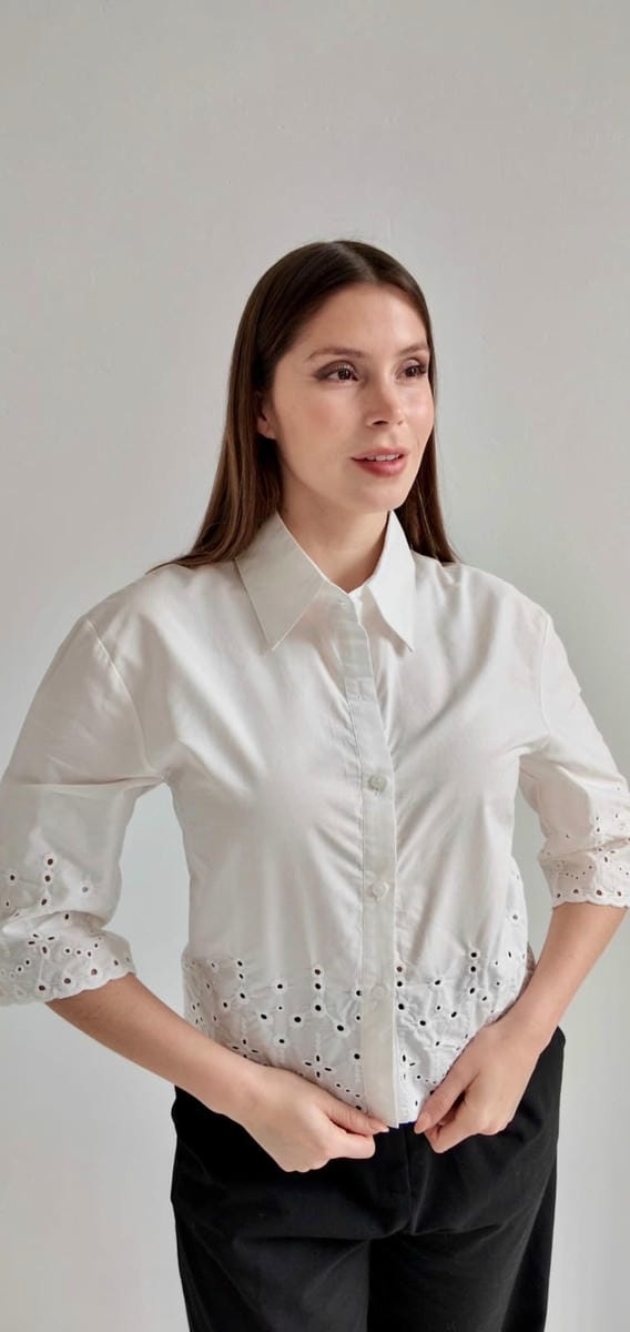 Camisa Corta manga media Con detalle en Broderie manga y barra baja