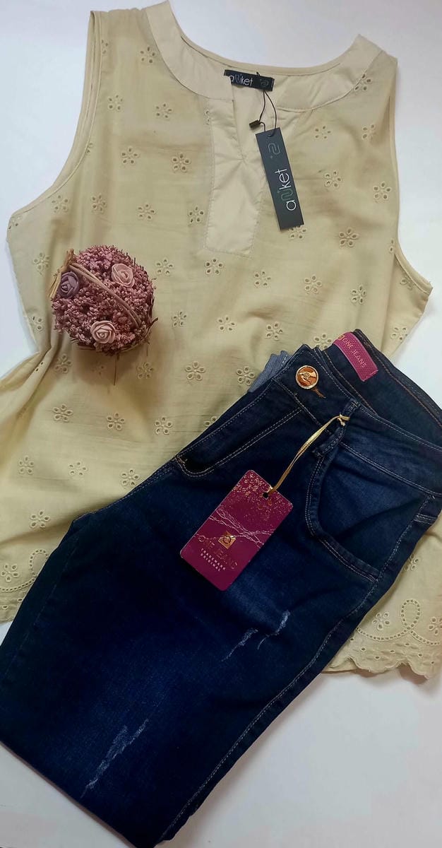 Musculosa con detalles en broderie