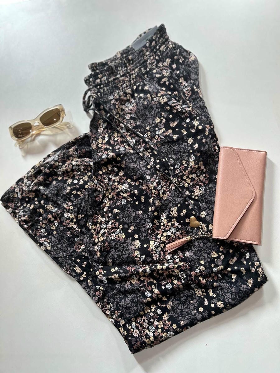 Pantalón negro con flores minimalistas