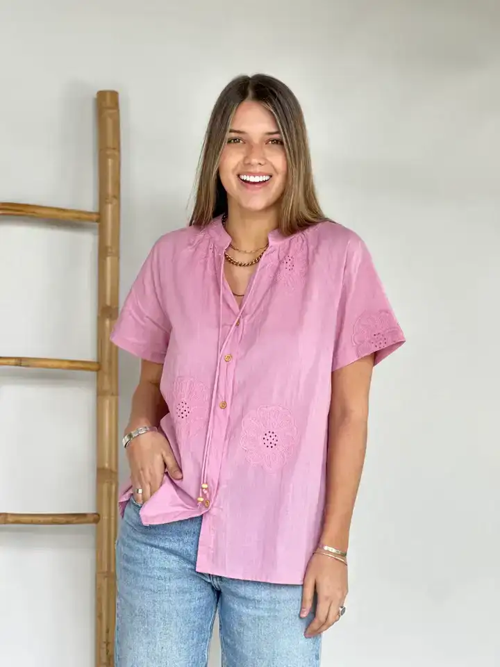 Camisa con cordones y flores