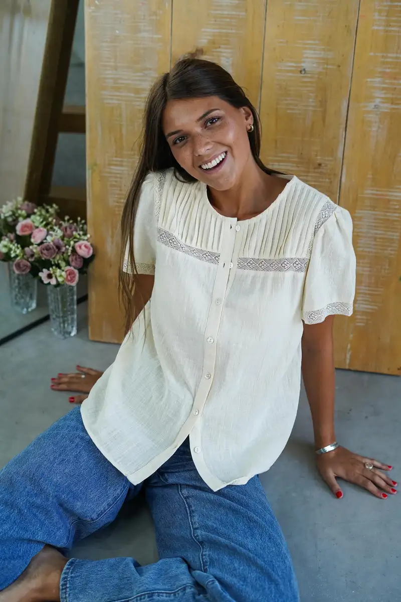589/095  Camisa en Bambula con puntillas