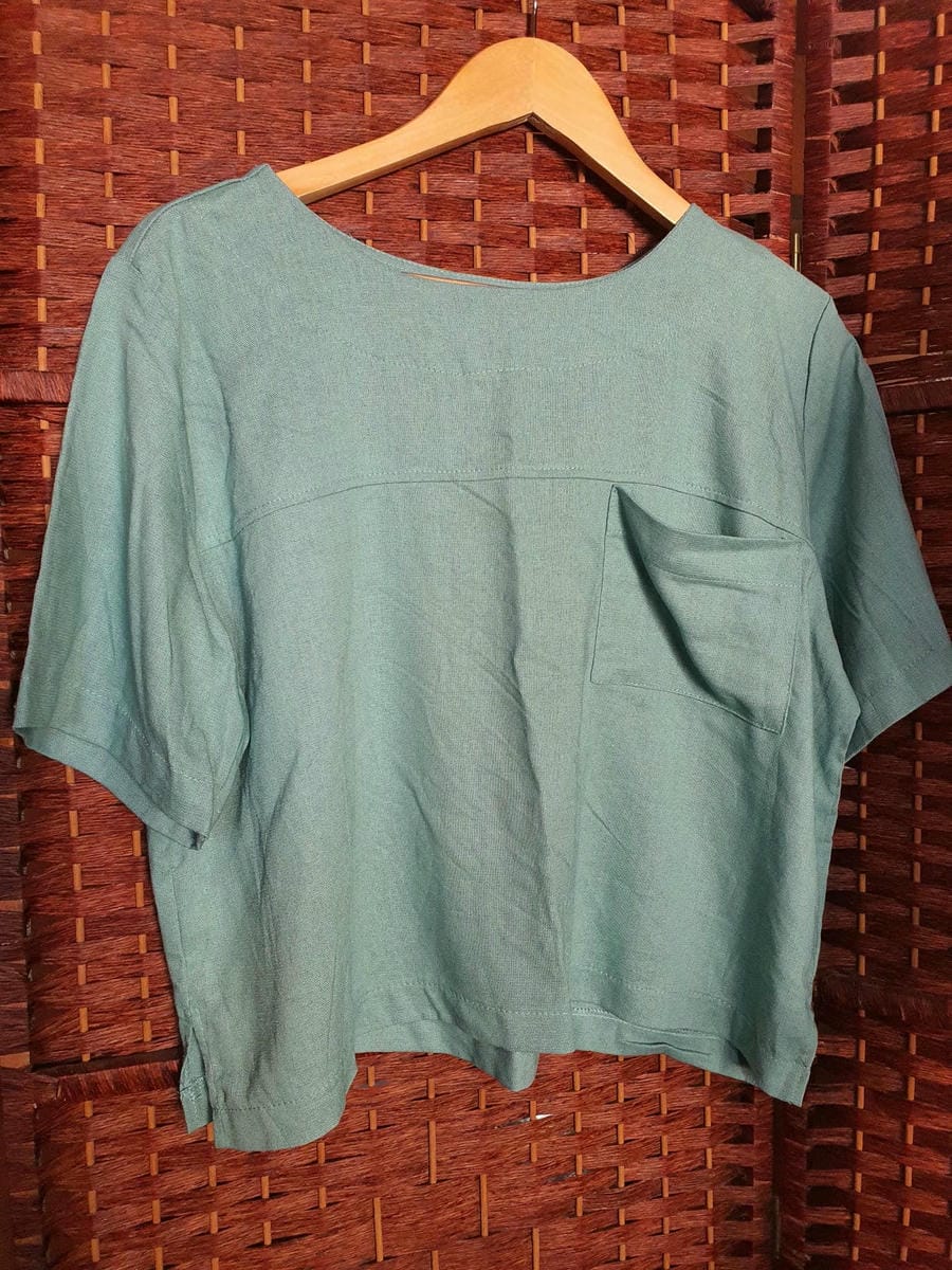 Blusa de lino corta