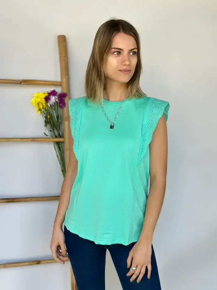 Básica musculosa bordado en la manga