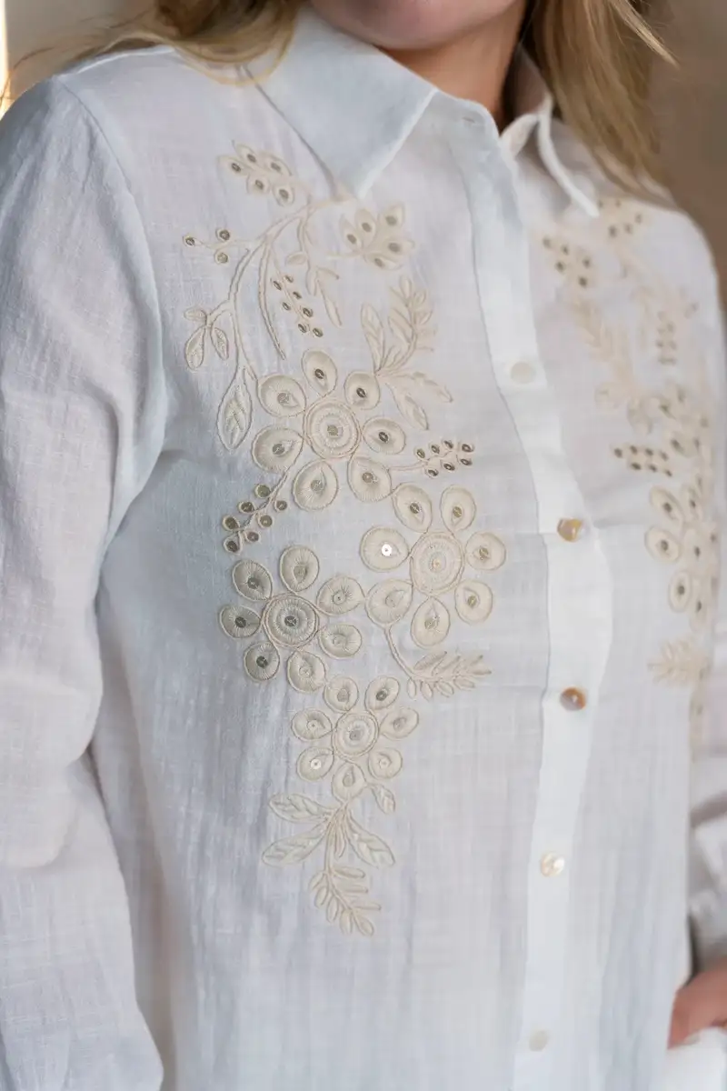Camisa bordada con cuello
