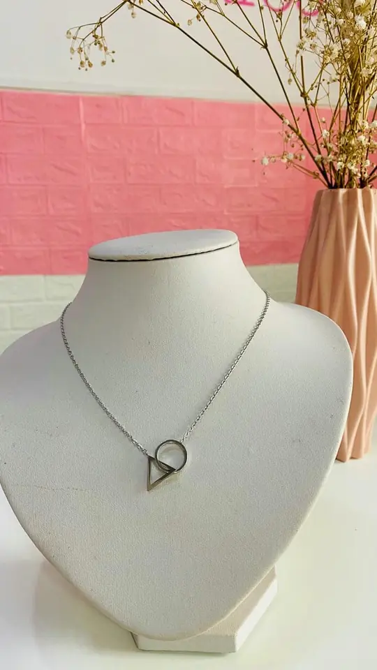 Cadena con dijes geométricos