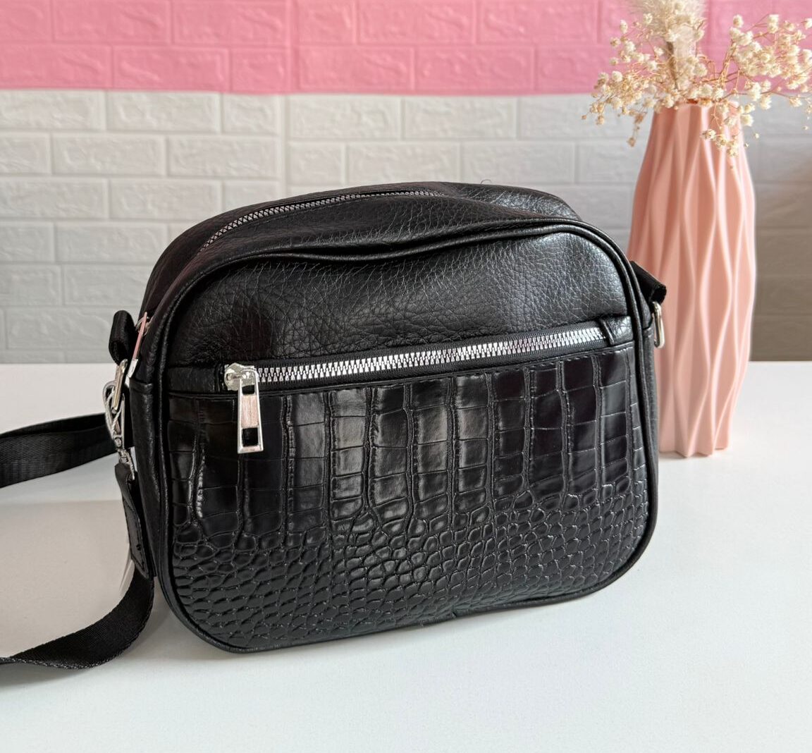 Bandolera en cuerina combinada con crocco en color negro