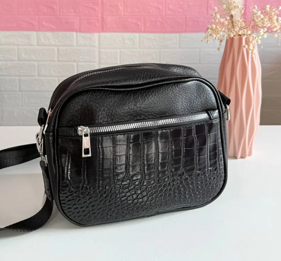 Bandolera en cuerina combinada con crocco en color negro