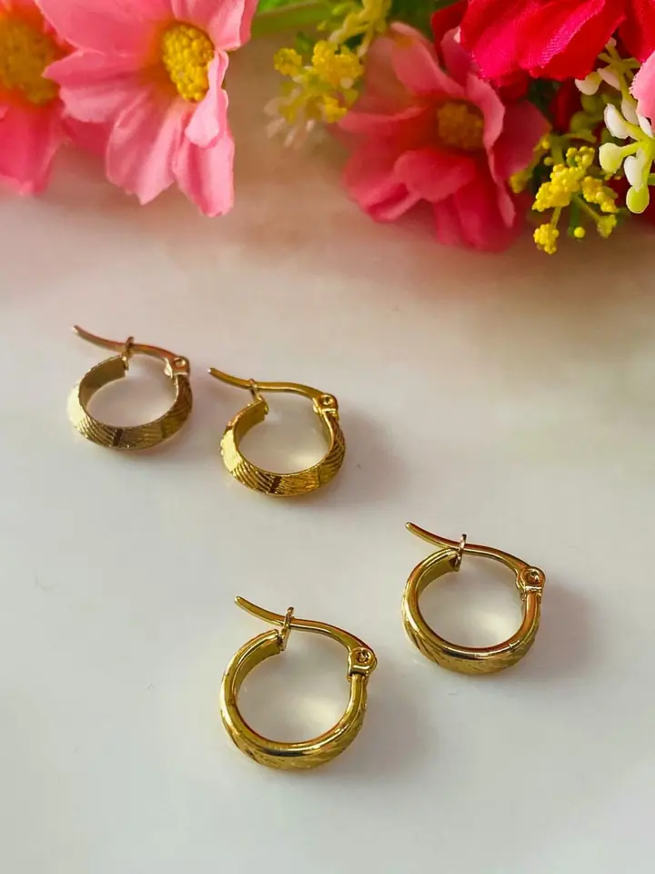 Aros dorados con relieve