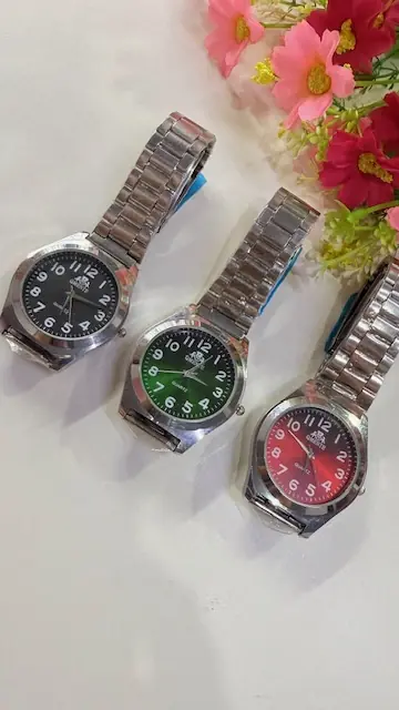 Reloj plateado con fondos de diferentes colores.