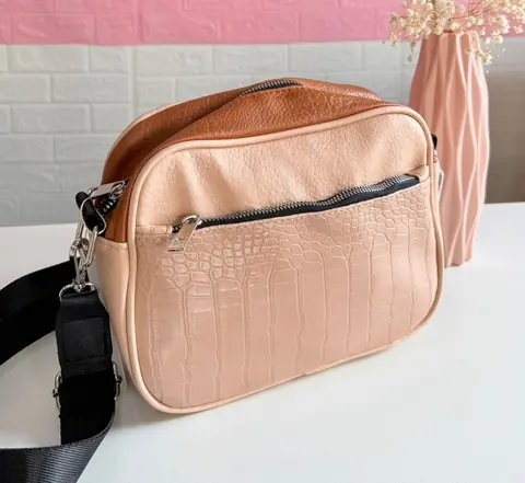 Bandolera en cuerina combinada con crocco en color beige