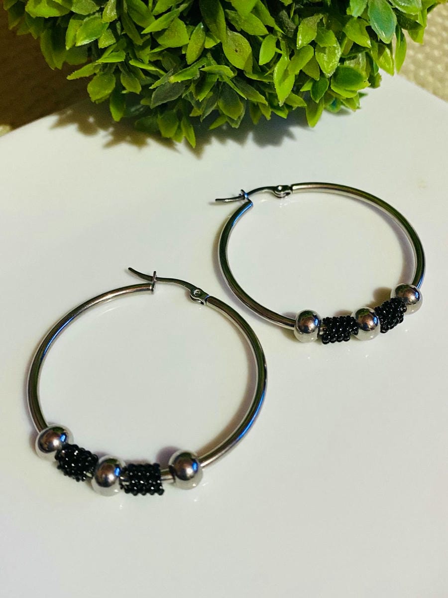 Aros con detalles en negro y perlitas  4cm