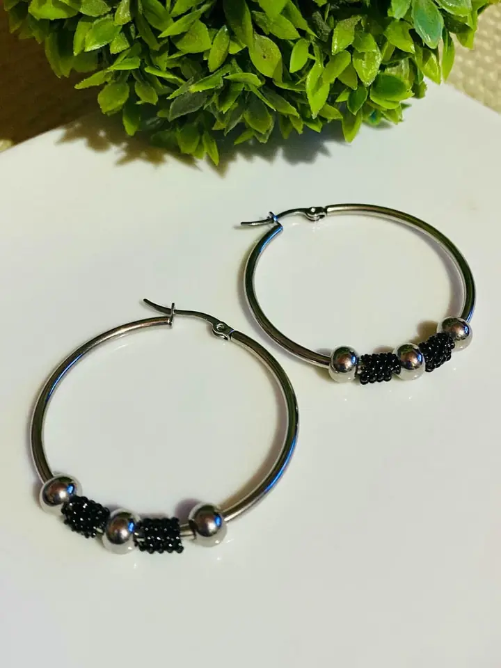 Aros con detalles en negro y perlitas  4cm