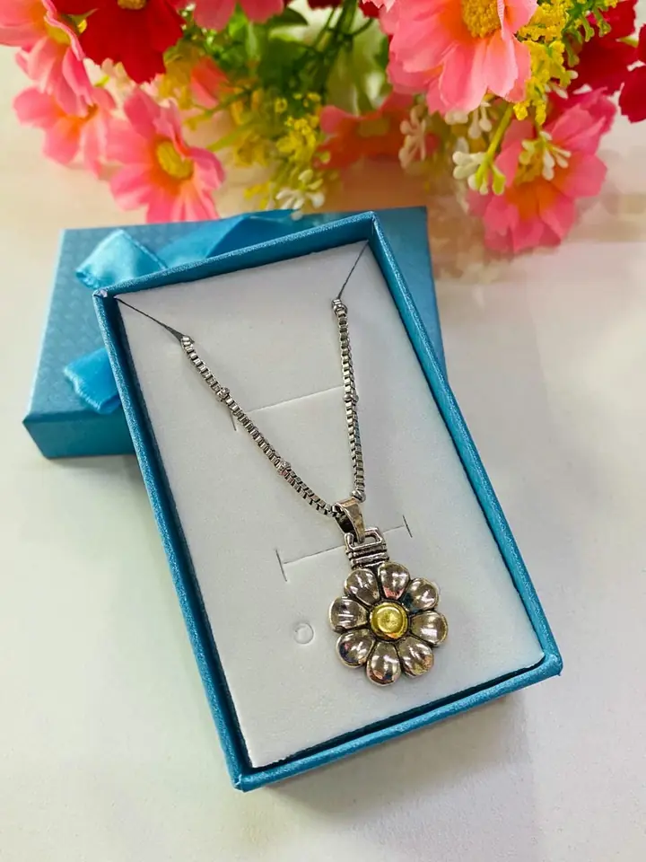 Conjunto con dije flor