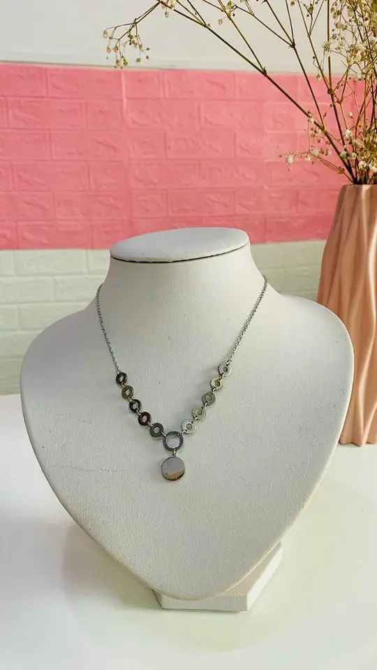 Colgante con dijes circulares