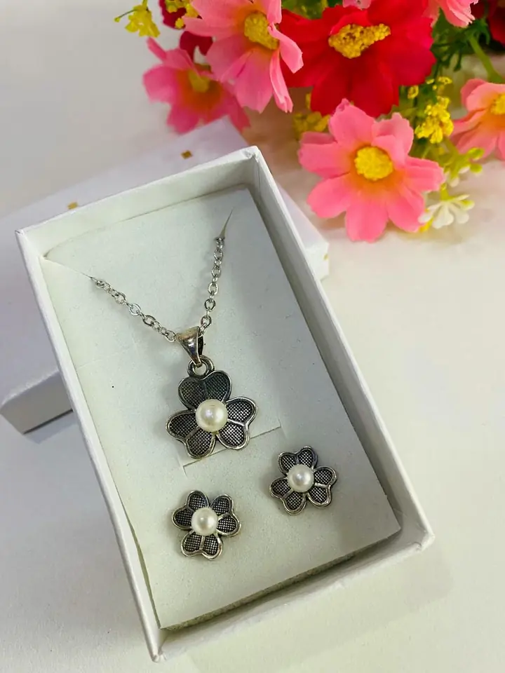 Conjunto cadena, dije y caravanas flor