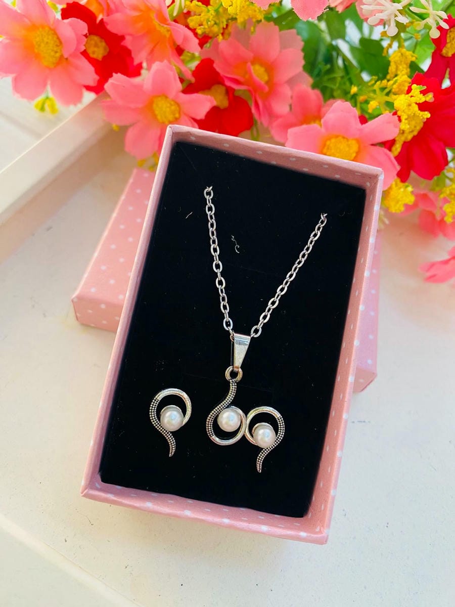 Conjunto perlita con caravanas
