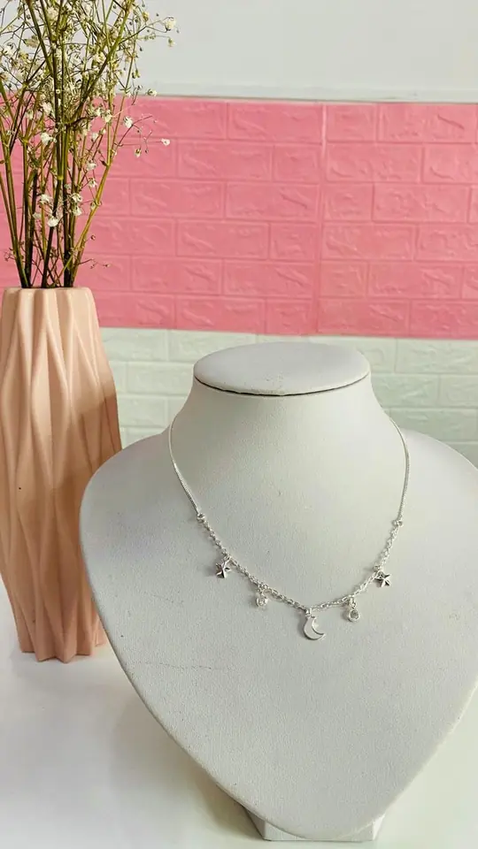 Cadena tipo chocker con dije luna