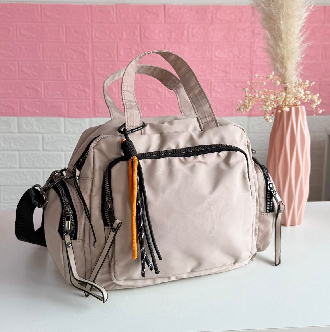 Bandolera Beige con llaveros y múltiples cierres