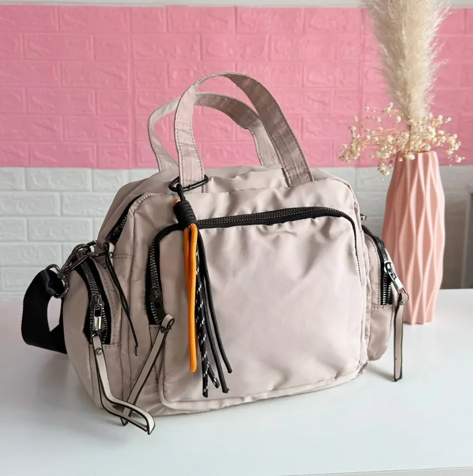 Bandolera Beige con llaveros y múltiples cierres